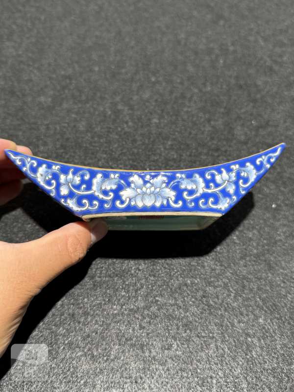 清嘉庆 内松石绿外蓝地洋彩缠枝宝相花纹茶船一对 - 图8